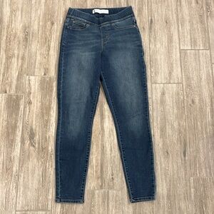 Levi shaping pull on skinny jeans size 2, (26 x 28)